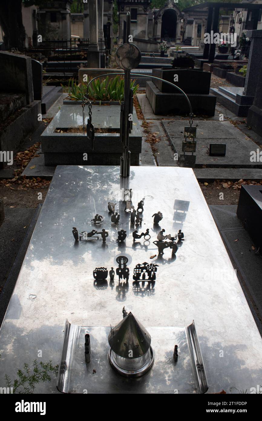 Petites figures sur la tombe de Fabrice Tam Montparnasse Cimetière du Montparnasse 14e arrondissement de Paris Montparnasse Paris France Banque D'Images