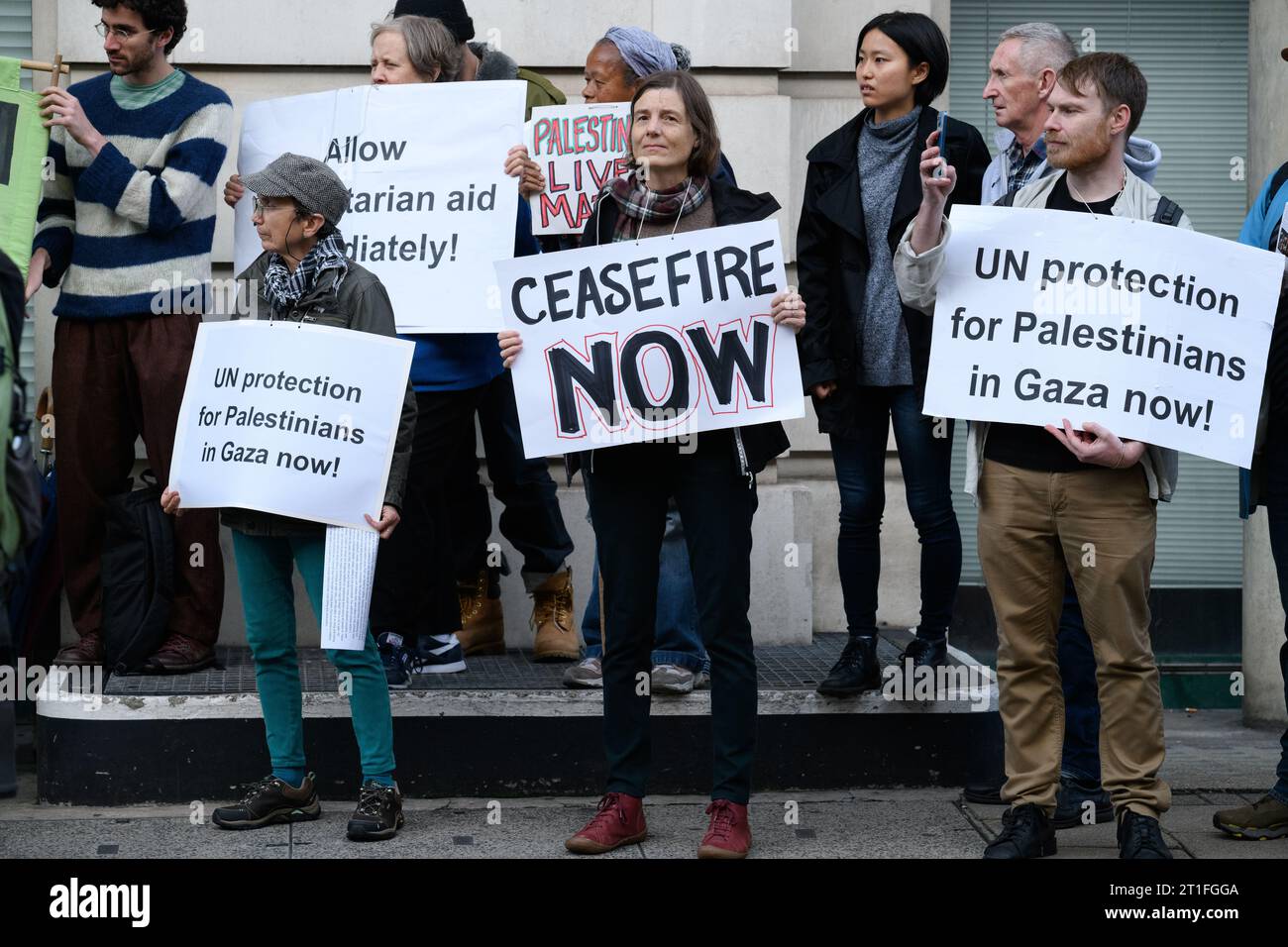 Londres, Royaume-Uni. 13 octobre 2023. Manifestation appelée par le réseau juif international anti-sioniste contre le "soutien sans réserve" de Sir Keir Starmer à l'assaut israélien contre Gaza assaillie à la suite des attaques contre Israël par des militants du Hamas. Le chef du parti travailliste a refusé de condamner les menaces israéliennes de couper la nourriture, l'eau et l'électricité aux 2 millions de personnes vivant à Gaza, tandis que les manifestants exigeaient un cessez-le-feu immédiat. Crédit : Ron Fassbender/Alamy Live News Banque D'Images