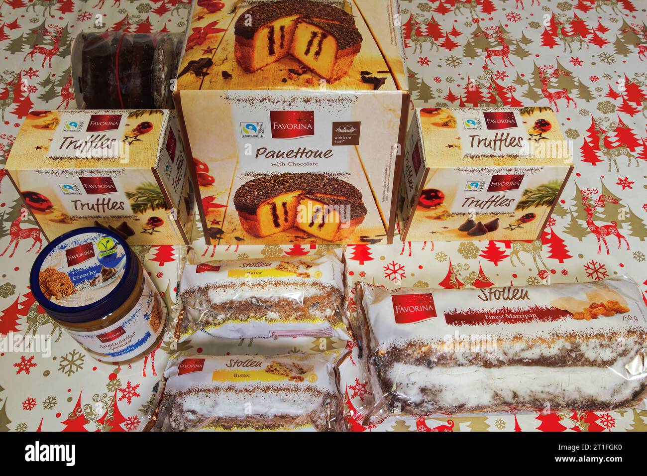 Des friandises favorites festives de Noël, dont un Panettone, des gâteaux au pain aux fruits allemands, des truffes au chocolat et une pâte à tartiner croustillante. Banque D'Images