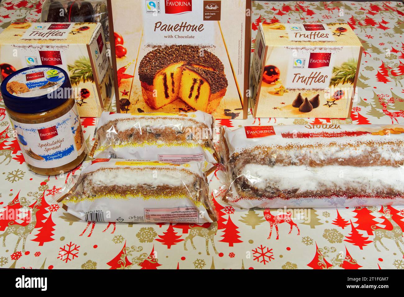 Des friandises favorites festives de Noël, dont un Panettone, des gâteaux au pain aux fruits allemands, des truffes au chocolat et une pâte à tartiner croustillante. Banque D'Images