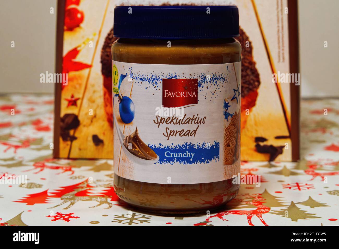 Noël festif de fête de la Favorina croquant spekulatius biscuit au chocolat tartiné dans un bocal. Banque D'Images
