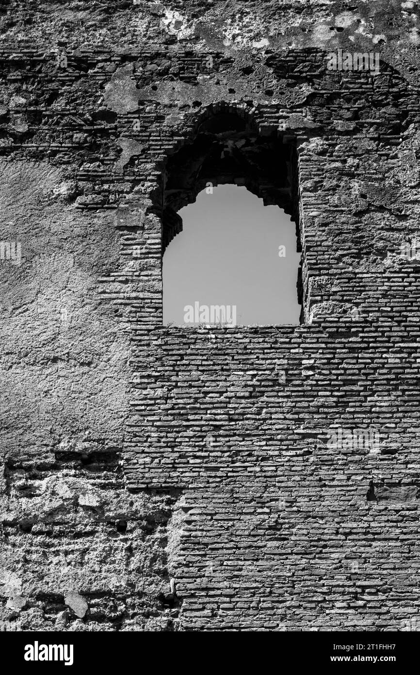 Fenêtre sur un mur de pierre antique, photographie en noir et blanc Banque D'Images