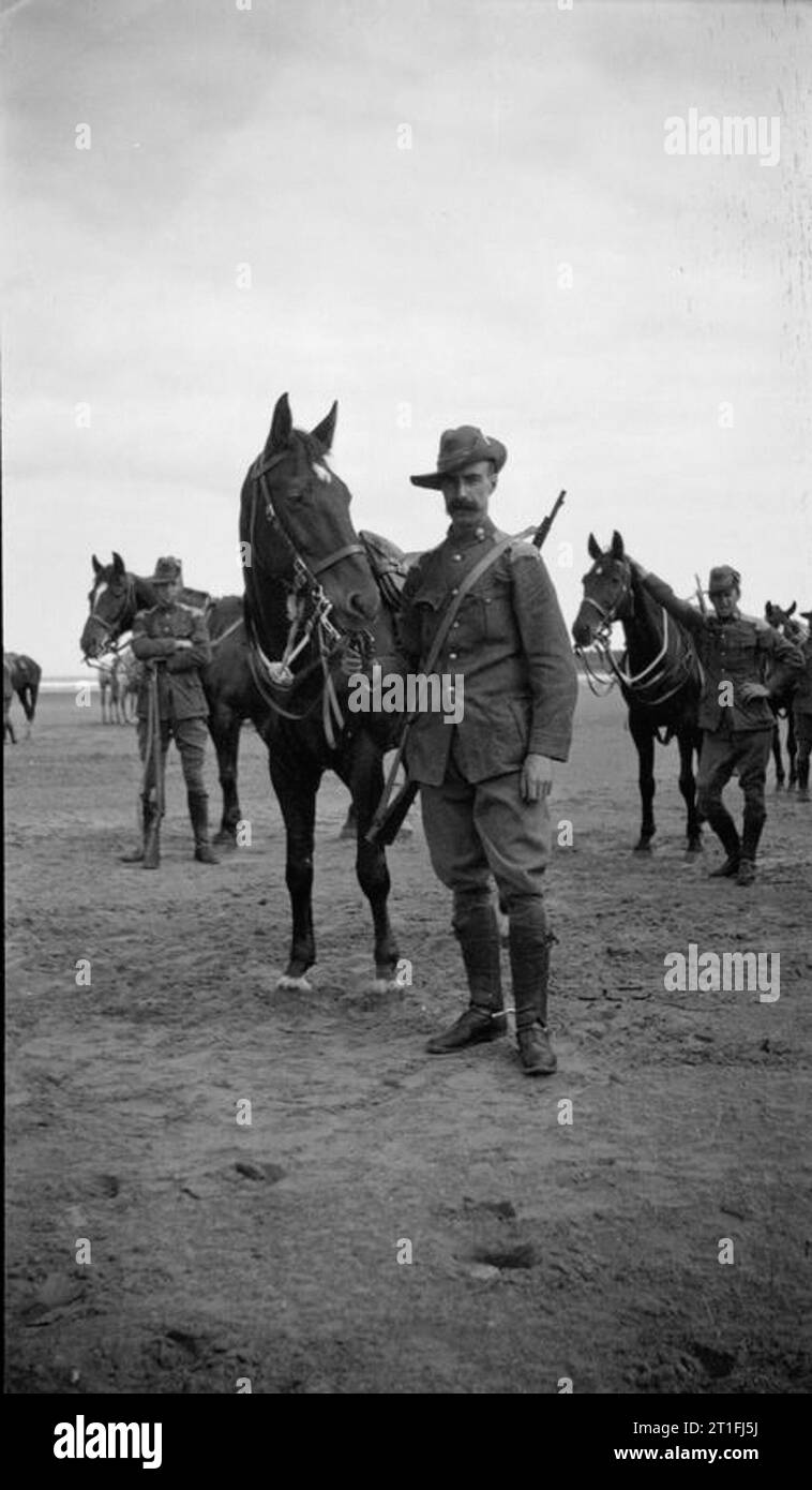 L'Armée britannique en période avant 1914 un soldat de l'intelligente et Lothian Border Horse Yeomanry, flanqué de deux autres tient son premier cours du cheval. (Peut-être) d'avant-guerre Banque D'Images