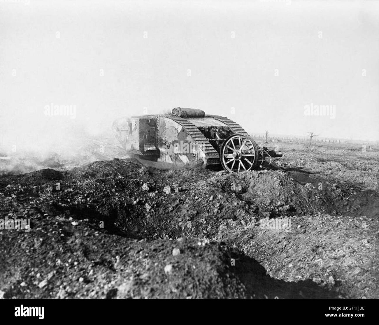 La bataille de la somme 1 juillet - 18 novembre 1916- photographes Un char démontrant apparemment ses capacités vues de côté. La machine était en fait une coque, mais les photographies de Castle furent les premières à sortir de la nouvelle arme et il reçut la somme extraordinaire de 1000 £ pour leur publication dans le Daily Mirror le 22 novembre 1916. Banque D'Images