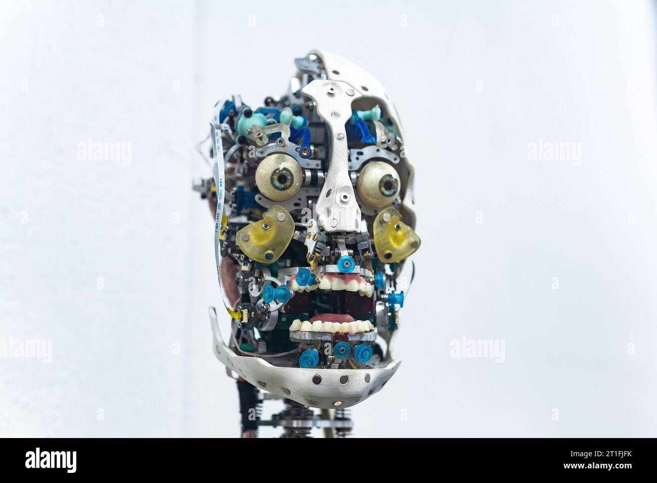 Perm, Russie - 13 juillet 2023 : Chef de robot anthropomorphe capable d'imiter les émotions, sans peau de coque extérieure, sur fond blanc Banque D'Images Perm, Russie - 13 juillet 2023 : Chef de robot anthropomorphe capable d'imiter les émotions, sans peau de coque extérieure, sur fond blanc Banque D'Images