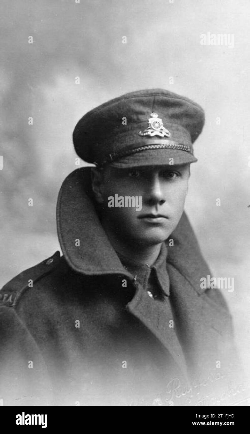 . La Brigade 178, Royal Field Artillery Gunner Burton, un ancien assistant du marchand de fils, enrôlé en 1915 et a été affiché sur le front de l'Ouest le 5 juin 1916. Sa batterie a été déployée au cours des combats autour de Cambrai en 1917 et à nouveau dans la résistance à l'asault allemande de 1918. Au cours de cette action, il a été gravement blessé à la jambe le 21 mars 1918 et meurt de ses blessures le 25 mars de 22. Il est enterré au Bac-du-Sud British Cemetery à Bailleulval, près d'Arras. Visages de la Première Guerre mondiale En savoir plus sur ce projet du centenaire de la Première Guerre mondiale à www.1914.org/faces. Cette image est d'IWM Banque D'Images