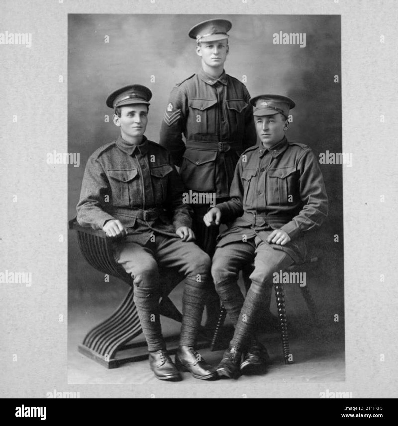 . 17, Bataillon d'infanterie australienne, Australian Imperial Force Trois frères, Theo Leslie Seabrook (gauche), 2 Le Lieutenant William Keith Seabrook (centre) et d'une salle de George Ross Seabrook (droite) d'Fivedock, New South Wales, Australie, ont tous été affecté au bataillon d'infanterie australienne 17, quand ils ont été tués ensemble au Bois du Polygone dans le saillant d'Ypres le 20 - 21 septembre 1917. Au moment de leur mort, George était à l'âge de 25 ans, Theo était de 24 ans et William était de 21 ans. Theo et George sont commémorés sur la porte de Menin à Ypres pendant que William est enterré à Lijssenthoek Military Cemeter Banque D'Images