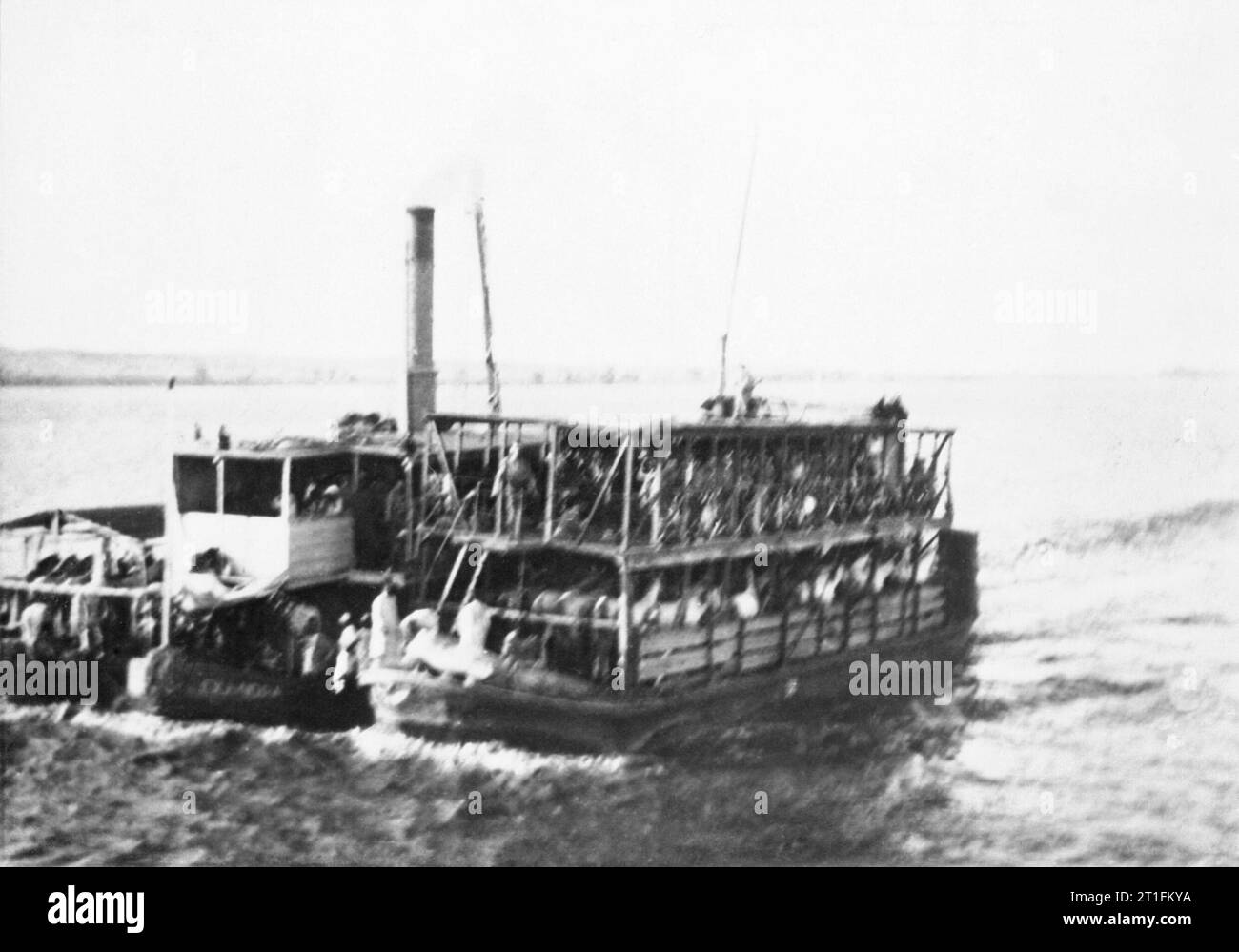 Général Kitchener et l'anglo-égyptiennes de la campagne du Nil, 1898 Photographie montrant un trouble stern wheeler river steamer le transport des ouvriers du Sud 21 lancers sur le Nil d'Assouan à Wadi Halfa, en route pour rejoindre les forces de Kitchener au Soudan. Banque D'Images