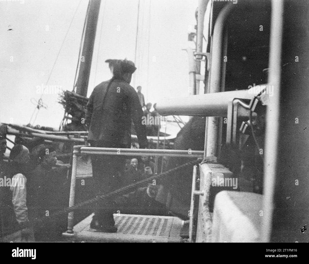 Le HMS Thistle, 1ère classe à la canonnière China Station 1910 - 1912 Le gouverneur de Hunan arrivant à bord du HMS THISTLE d'appeler le consul et le capitaine après les affaires émeute à Changsha en 1910. Tous les biens ont été pillés et brûlés avec des étrangers qui s'échappe de justesse avec leur vie. Banque D'Images