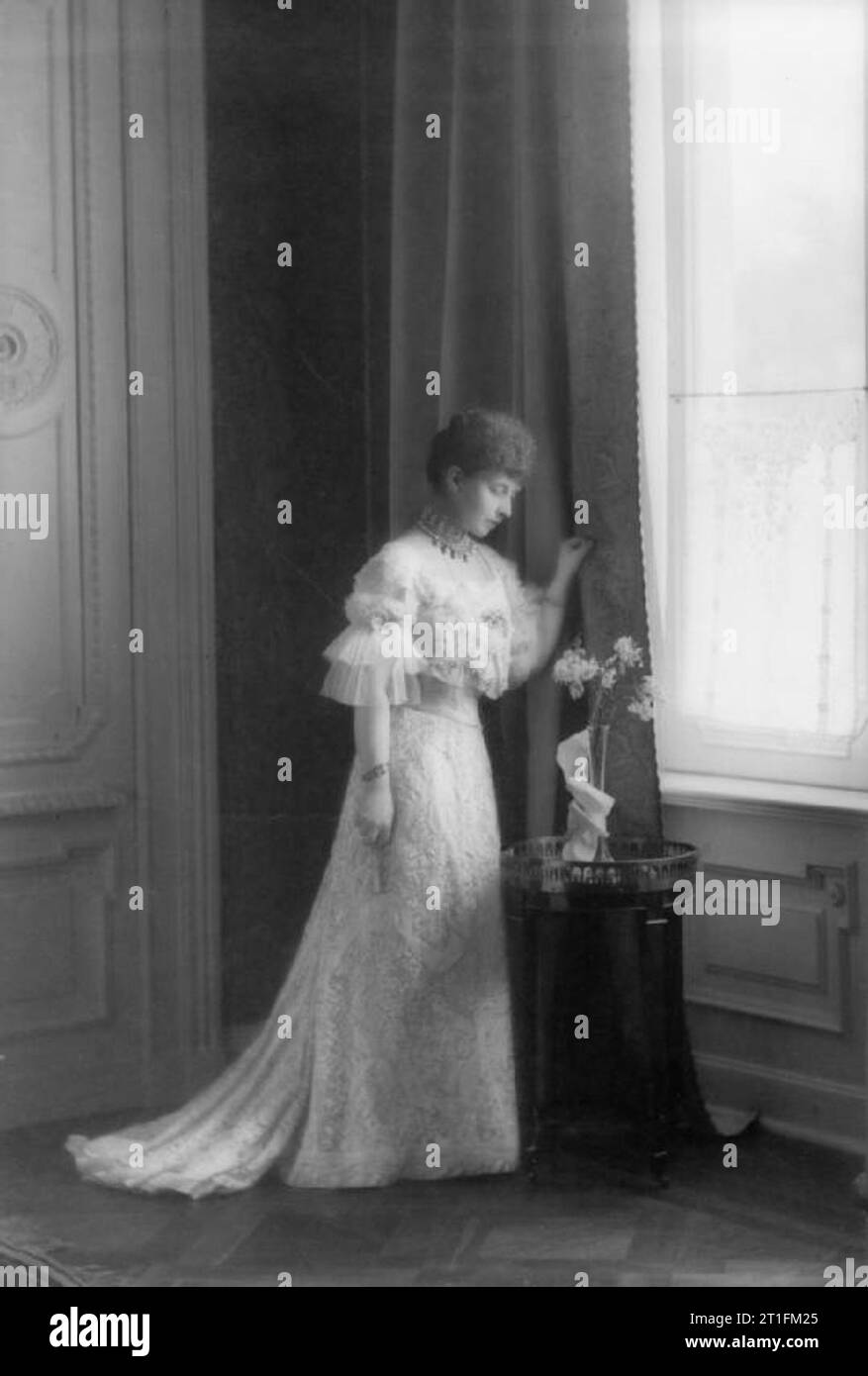 L'Allemagne avant la Première Guerre mondiale 1890 - 1914 Portrait de l'empereur Guillaume II, soeur Sophie, princesse de Grèce, prises en Allemagne. La Princesse est debout par une fenêtre dans un petit vase de fleurs sur une table. Banque D'Images