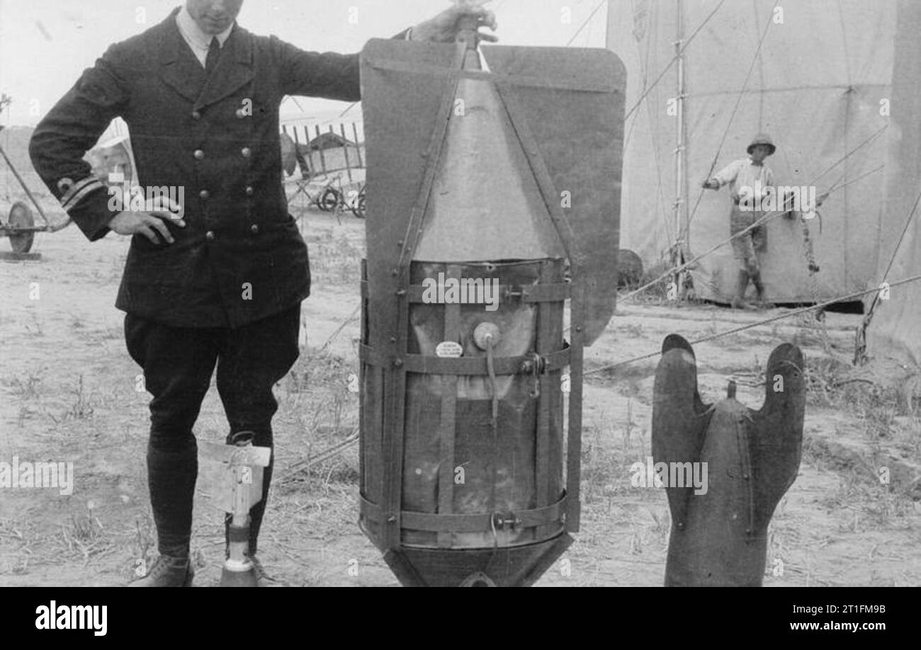 Knatchbull M (capt) le député Collection n° 3 escadron, R. N. A. S. Une grande bombe incendiaire faite par l'escadron dans le but de mettre le feu à un bois. Il n'a pas éclaté et puis abandonnée. Tenedos, Gallipoli, en juillet 1915. Banque D'Images