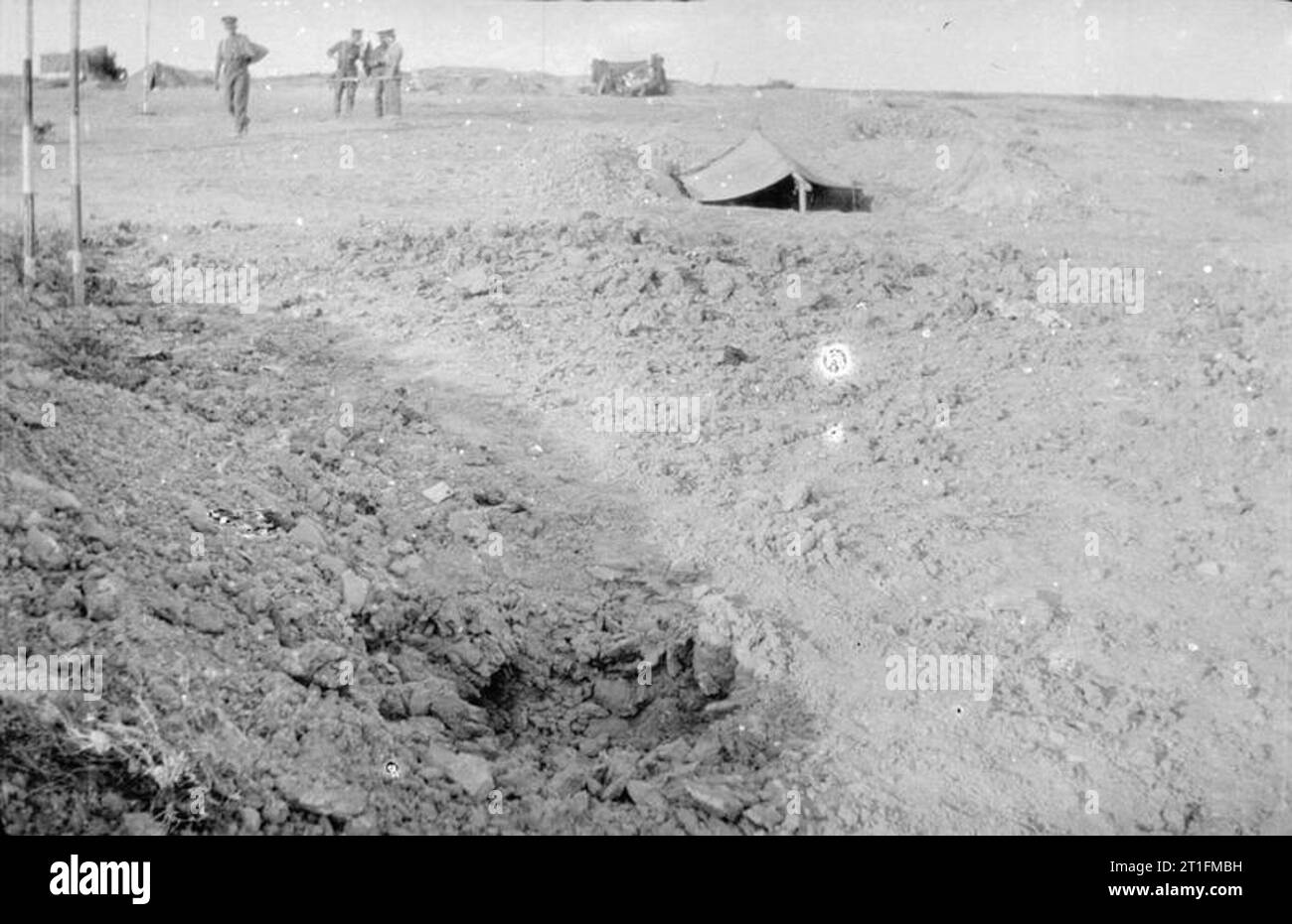 Knatchbull M (capt) le député d'un petit cratère Collection shell qui éclatent sur le bord de la R. N. A. S, pirogues au cap Helles : Gallipoli, juin 1915. Banque D'Images