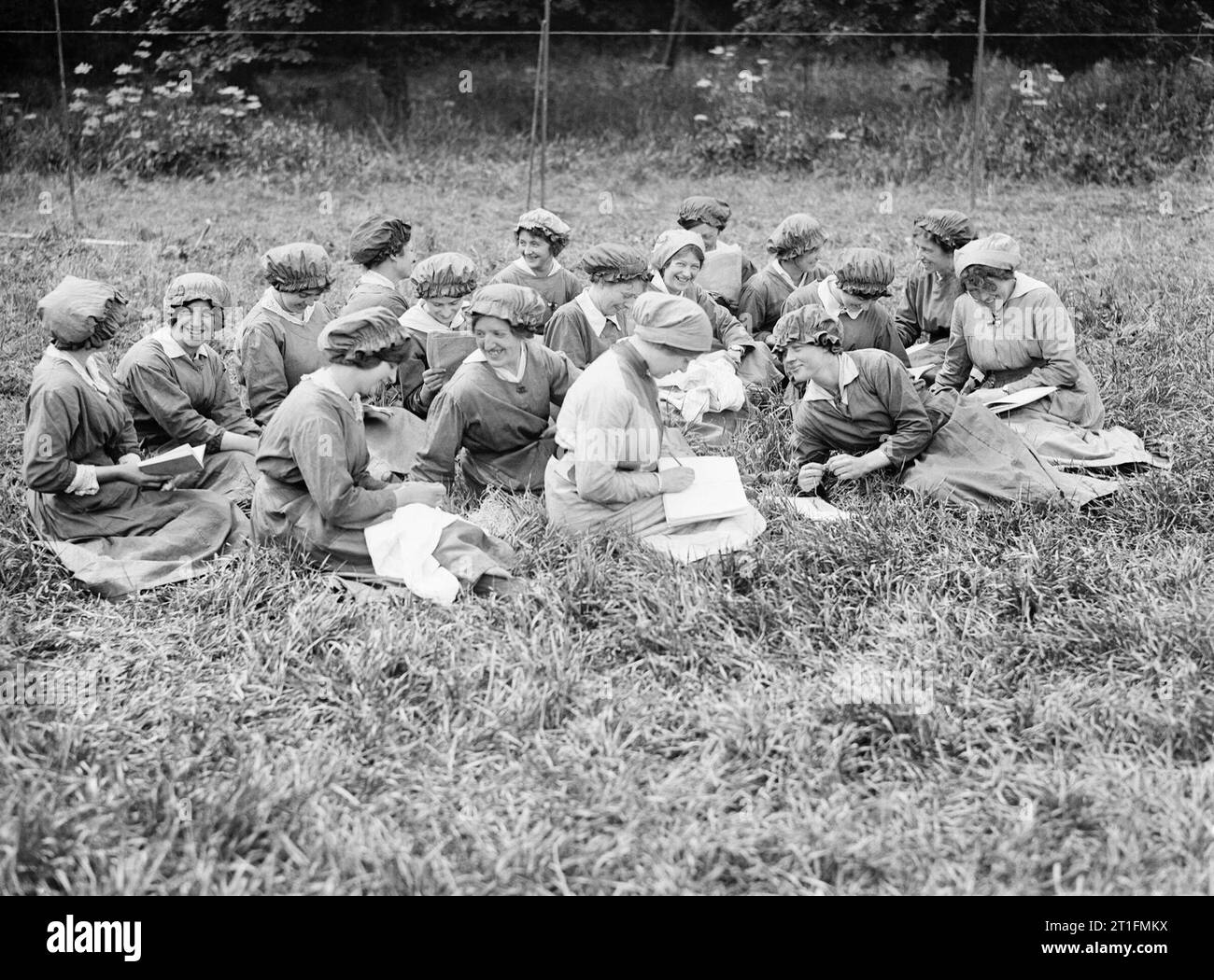 L'industrie au cours de la Première Guerre mondiale- Dublin munitions féminine à l'échelle nationale des travailleurs de l'usine Shell à Dublin prendre une pause en plein air durant la Première Guerre mondiale. Banque D'Images
