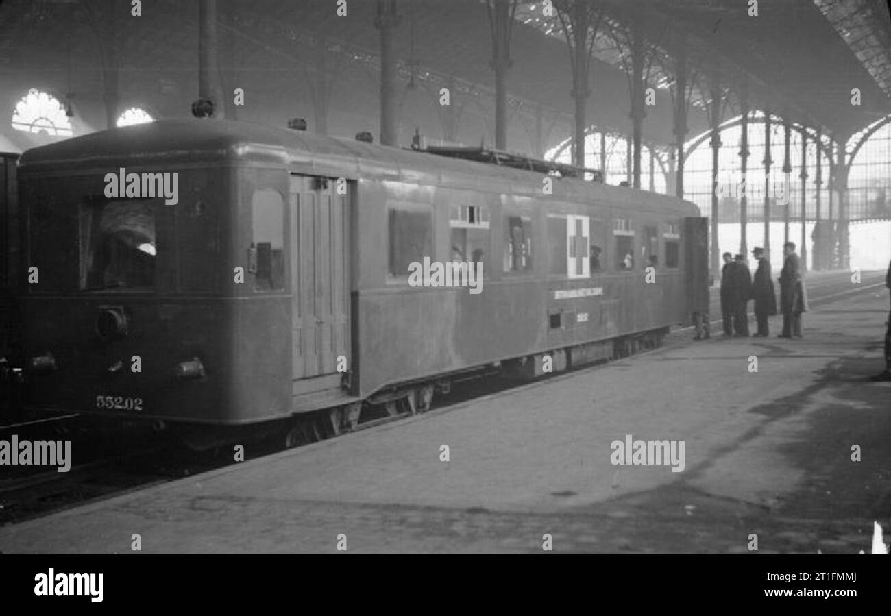 Services médicaux britanniques dans la seconde guerre mondiale, le transport médical : l'Ambulance britannique Railcar No 1 a été construit conjointement par les chemins de fer belges et la British Royal Engineers à utiliser pour les services médicaux. Il a été équipé de sept civières dans les trois niveaux. Ici, il peut être vu à la Gare du Midi à Bruxelles le 17 février 1945. Banque D'Images