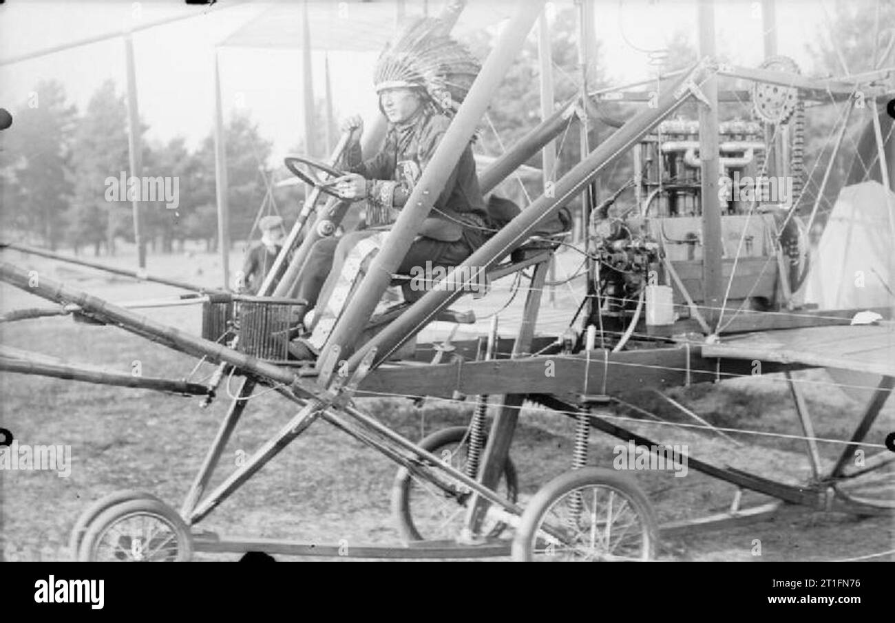 L'aviation en Grande-Bretagne avant la Première Guerre mondiale un plan rapproché d'un Native American en costume traditionnel à la commande d'avions Cody Mark II. La Native American est probablement un membre de l'un de l'Ouest sauvage sur scène qui a visité ce pays et l'Europe. Pendant de nombreuses années, Cody et sa famille mis sur les spectacles avec trick tir et l'équitation et plus tard sur produit deux mélodrames du Far West qui a visité le pays avec succès depuis de nombreuses années. L'argent que cela a généré a été comment Cody en partie financé ses travaux aéronautiques. L'Indian braves n'ont apparemment pas si courageux ; lors de la Co Banque D'Images