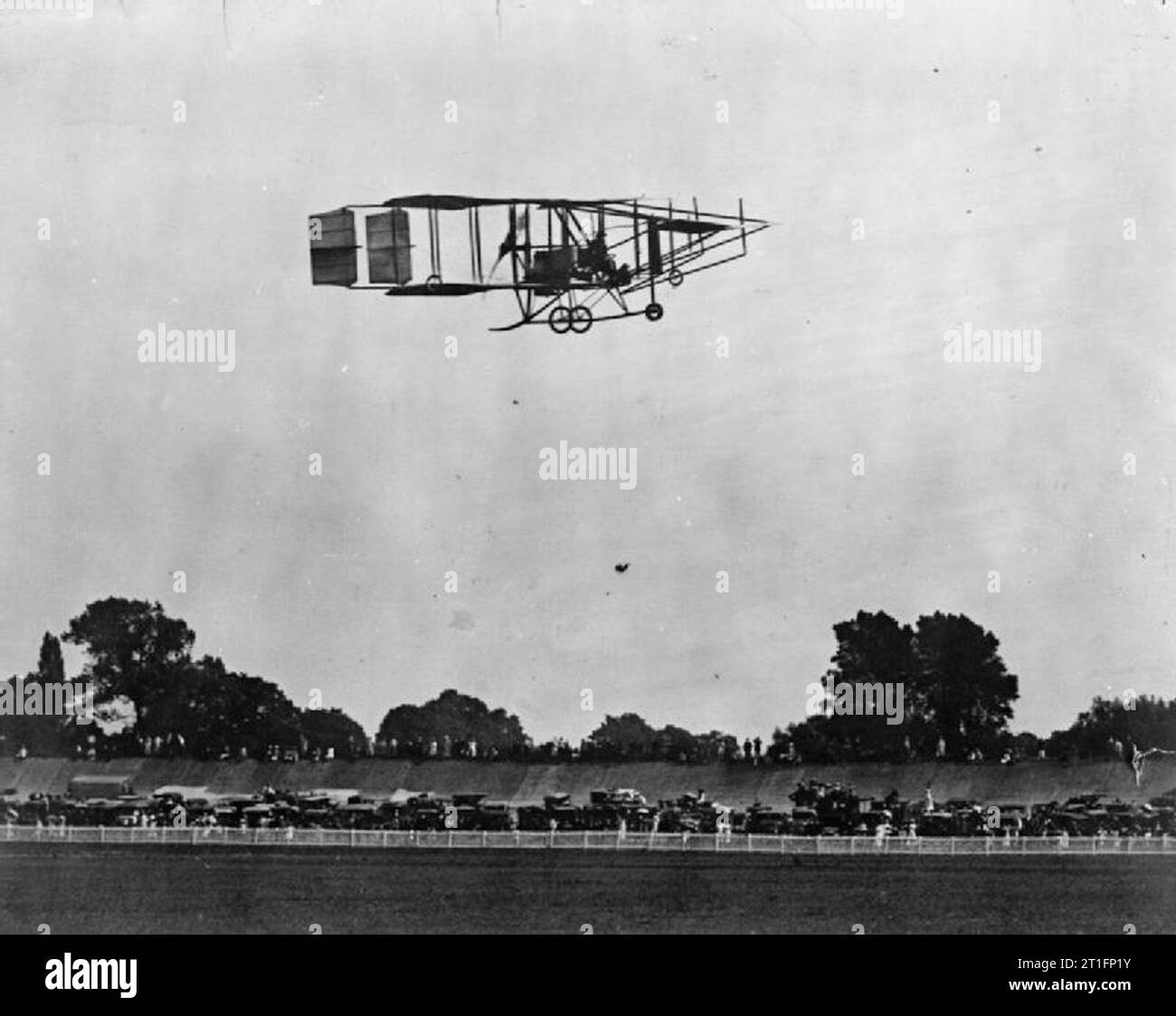 L'aviation en Grande-Bretagne avant la Première Guerre mondiale- le travail de Samuel Franklin Cody en dirigeable, Kite et d'aéronefs de l'aéronautique 1903 - 1913 avions Cody Mark III passe au-dessus de la piste de course de Brooklands, probablement au début de la 1911 Daily Mail de circuit de course de la Grande-Bretagne. Banque D'Images