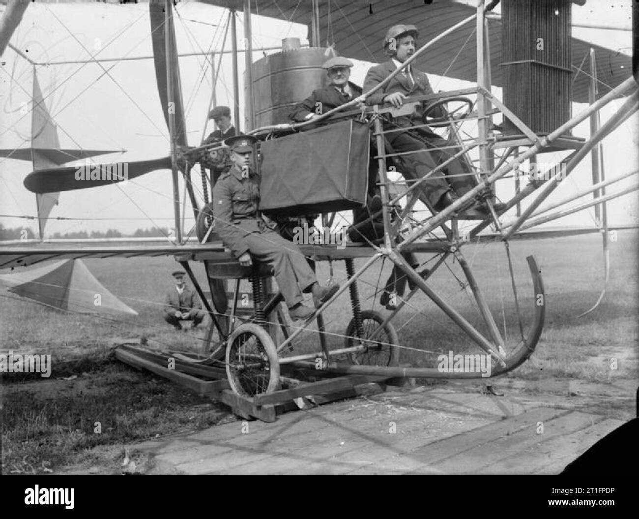 L'aviation en Grande-Bretagne avant la Première Guerre mondiale- le travail de Samuel Franklin Cody en dirigeable, Kite et d'aéronefs de l'aéronautique 1903 - 1913 S F Cody à la commande d'avions Cody repère grâce à la preuve de son potentiel en tant qu'avion ambulance de l'armée britannique. Une trousse médicale est fixé sur le côté du poste de pilotage et deux soldats, jouant le rôle de préposés aux soins ou blessés sont assis sur les ailes. Cody's assistant, M. Wackett, est tapi dans l'arrière-plan tandis qu'un autre mécanicien travaille à l'entraînement de la chaîne de l'hélice. Le Mark VI a été à la fois le dernier et le plus grand de la morue Banque D'Images