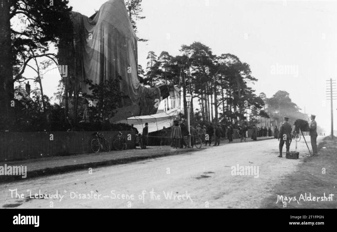 L'aviation en Grande-Bretagne avant la Première Guerre mondiale reste de la pendaison dirigeable Lebaudy entre les arbres d'après il s'était écrasé à Farnborough Road. Il y a une petite foule qui s'amassait, remarque l'armée caméraman sur la droite de la photo. Banque D'Images