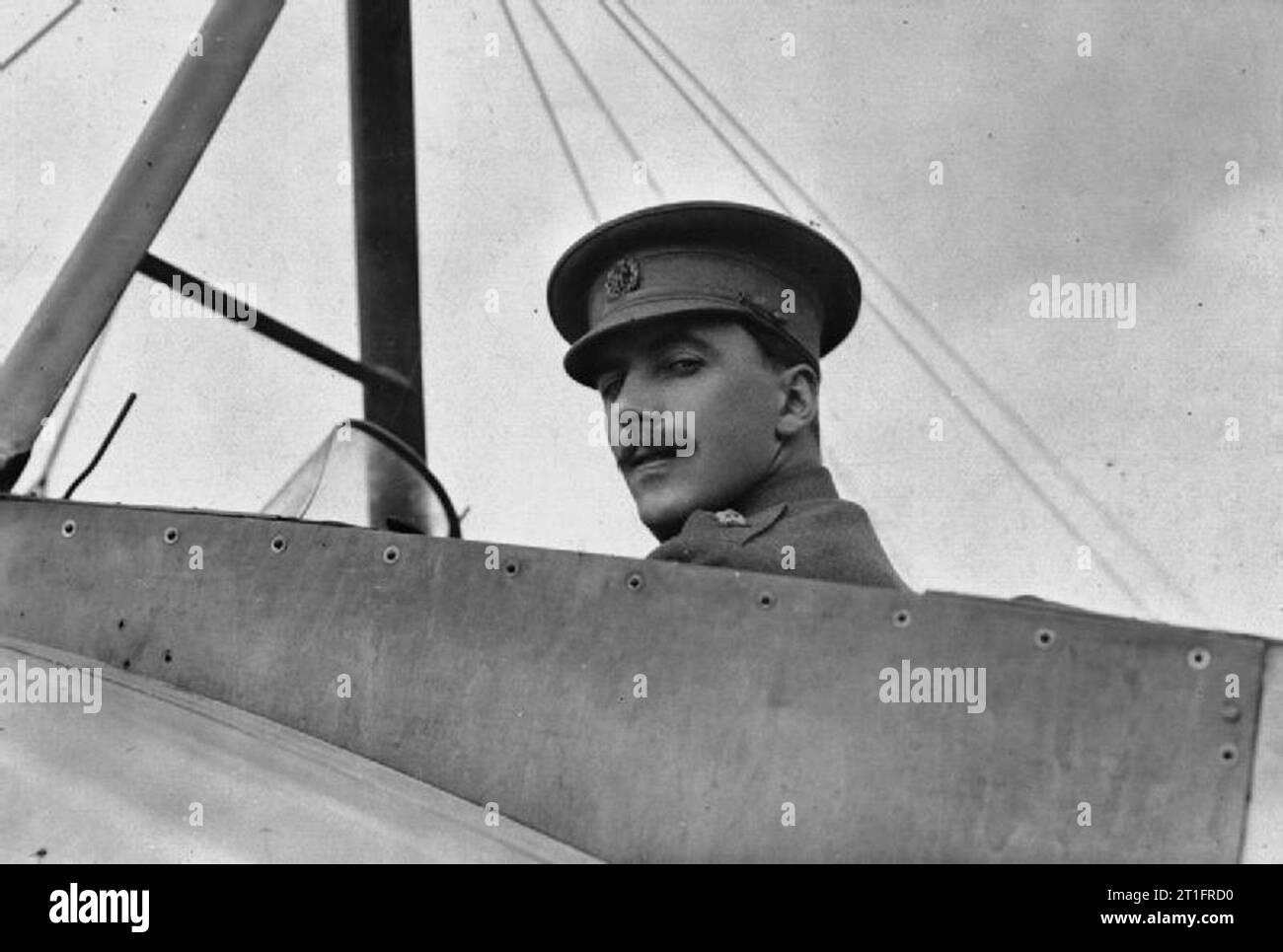 Ballons et avions utilisés par certains des pionniers de l'air qui ont été contemporain avec Samuel Franklin Cody. Close up of James Valentine était assis dans le cockpit d'un avion. Valentine était un pilote qui a volé contre Cody dans plusieurs concours tels que la Round Britain Race. Banque D'Images