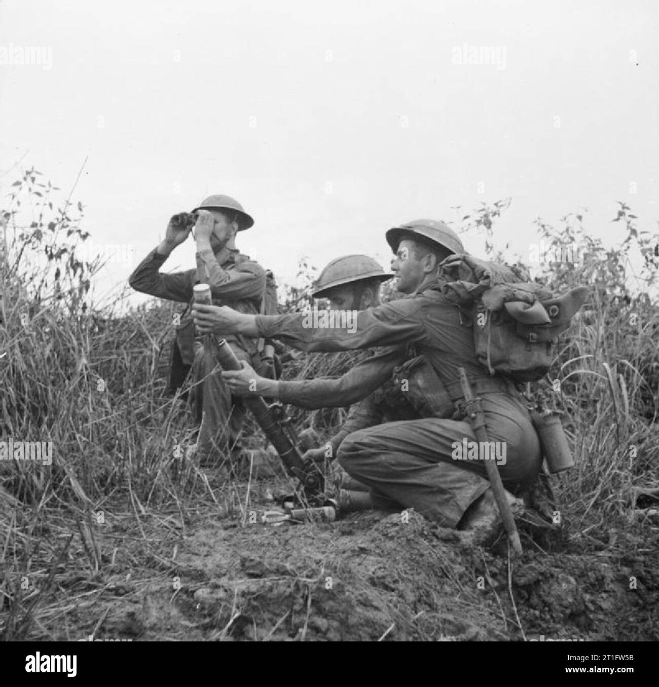 L'Armée britannique en Birmanie 1944 un mortier de 2 pouces de l'équipe du 2e Bataillon, East Lancashire Regiment, suivre couvrant incendie lors de l'avance sur Pinbaw, décembre 1944. Banque D'Images