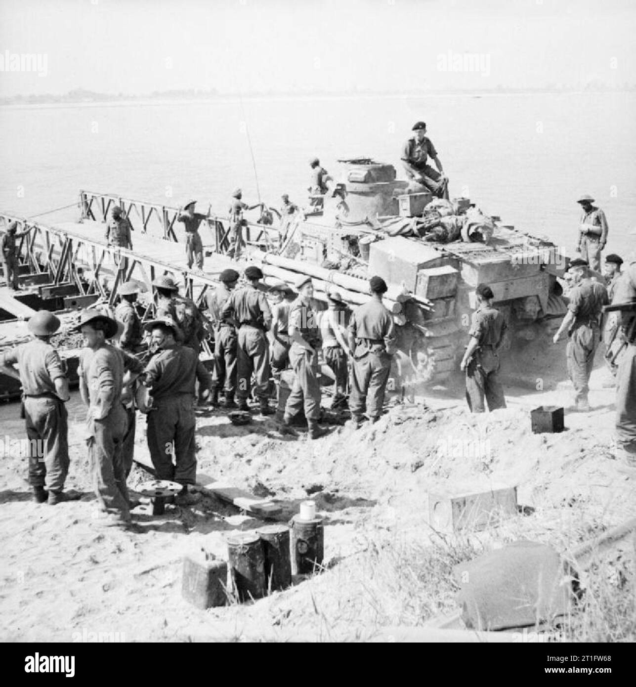 Un réservoir de Lee d'être chargés à bord d'un ponton ferry par les hommes de la 2e Division avant de traverser le fleuve Irrawaddy en Birmanie, Ngazun, 28 février 1945. Un réservoir de Lee d'être chargés à bord d'un ponton ferry par les hommes de la 2e Division avant de traverser le fleuve Irrawaddy à Ngazun, 28 février 1945. Banque D'Images