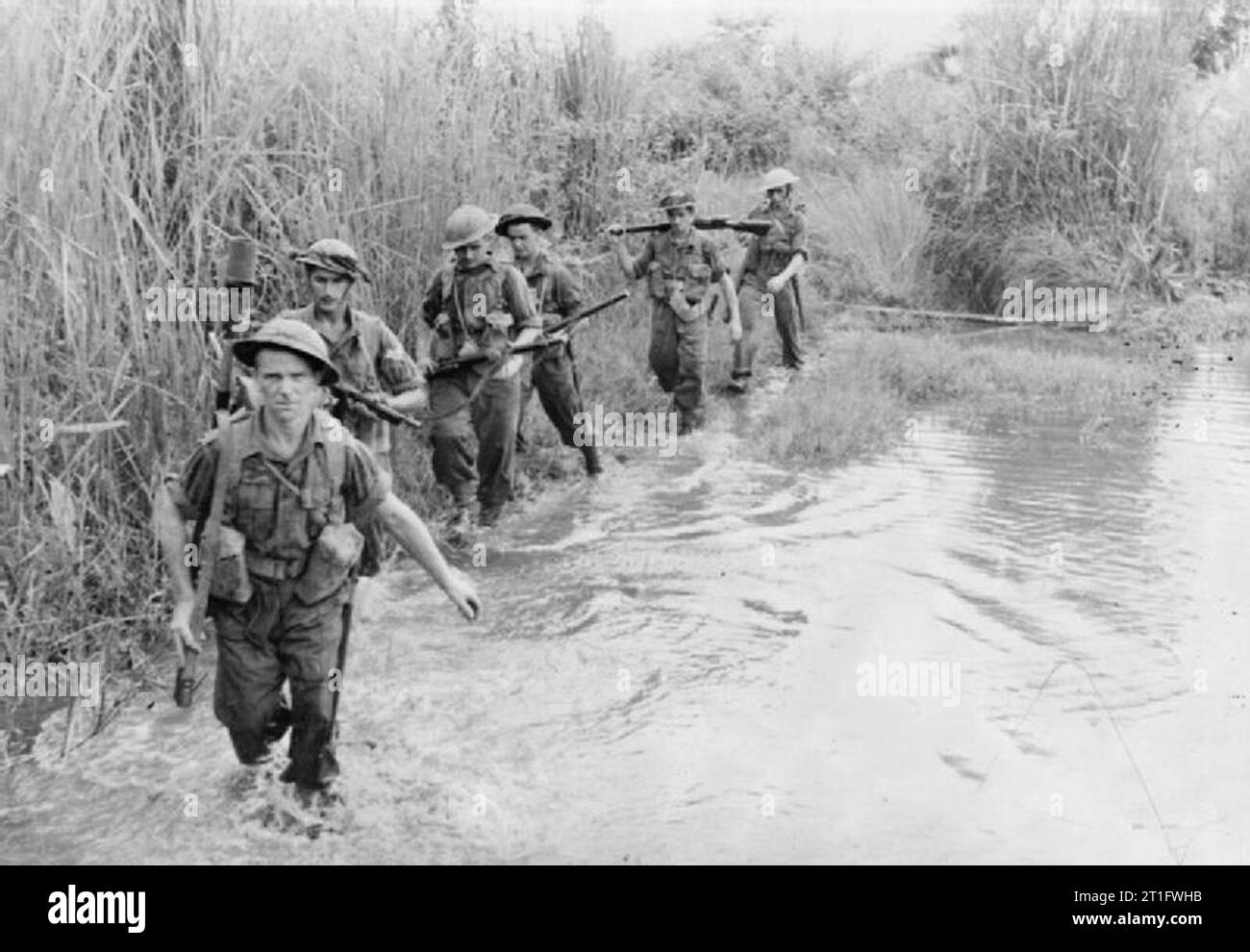 L'Armée britannique en Birmanie 1944 Une section d'infanterie en patrouille en Birmanie, 1944. Banque D'Images