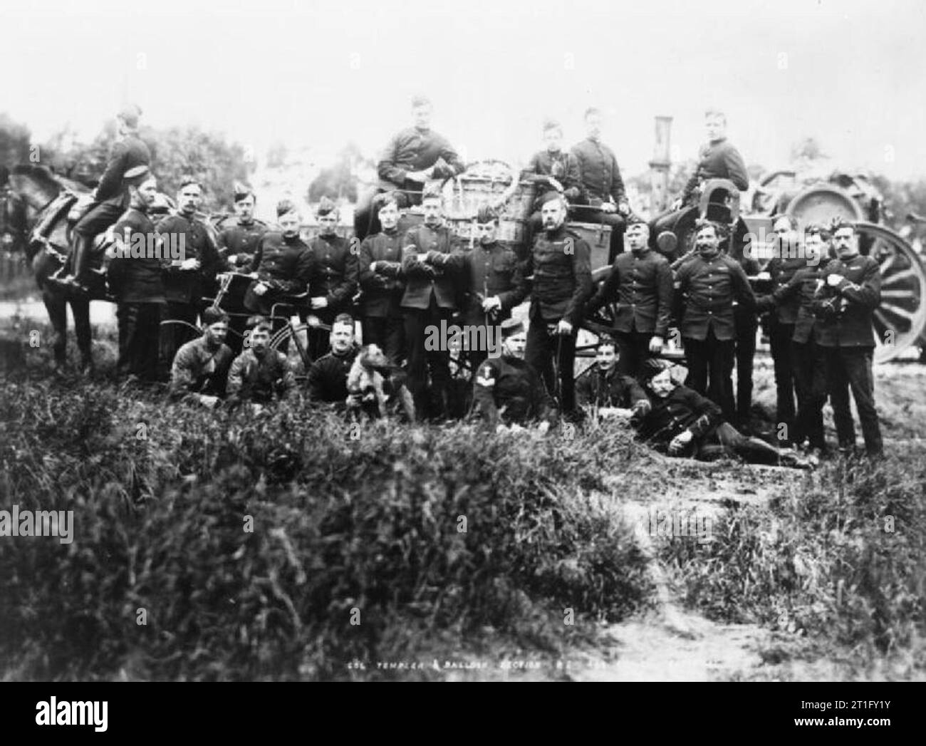 L'aviation en Grande-Bretagne avant la Première Guerre mondiale, le Colonel Templer et les hommes de la section de ballon à l'avant d'un cheval et le chariot utilisé pour transporter le matériel. Dans l'arrière-plan est un moteur de traction à vapeur. Banque D'Images