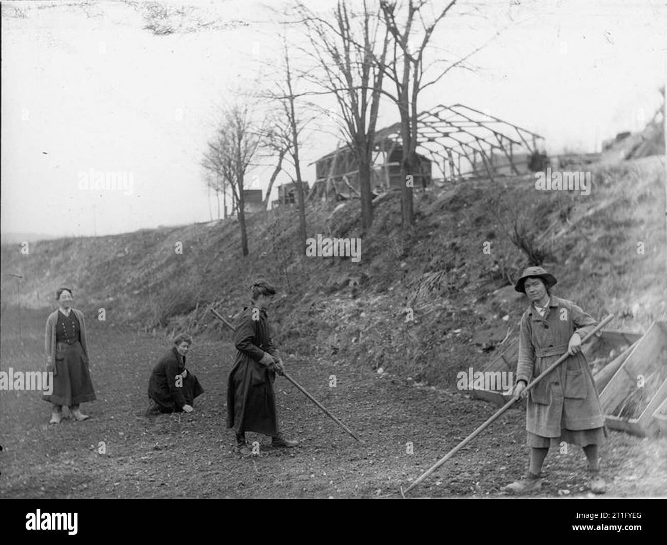 L'Edis Olive, photographe de l'IWM Women's Services en France 1919 travailleurs dans les motifs d'une grande maison d'isolement à Grange-le-Comte destinés à une grande ferme de bétail dans le cadre de l'après guerre, les travaux de reconstruction de la guerre des amis Comité de secours aux victimes, il est devenu le siège de l'F.W.V.R.C. Banque D'Images