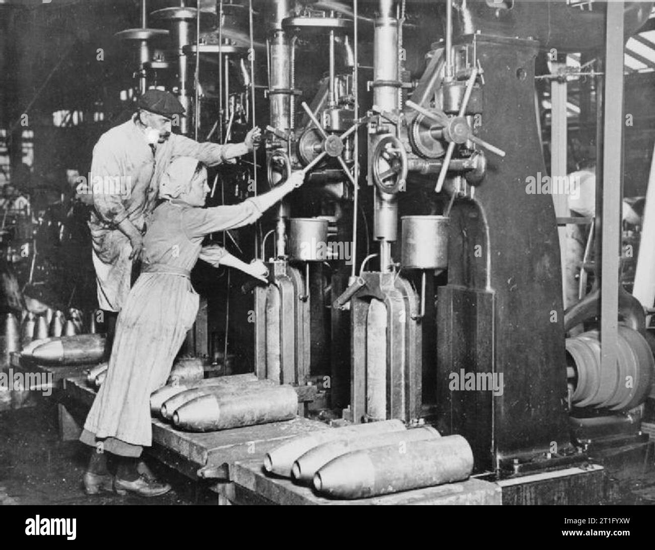 Les femmes qui travaillent dans l'industrie des munitions pendant la Première Guerre mondiale, les travailleurs de munitions (surnommé "unitionettes') Fabrication d'obus à l'une des usines Vickers Limited. Banque D'Images