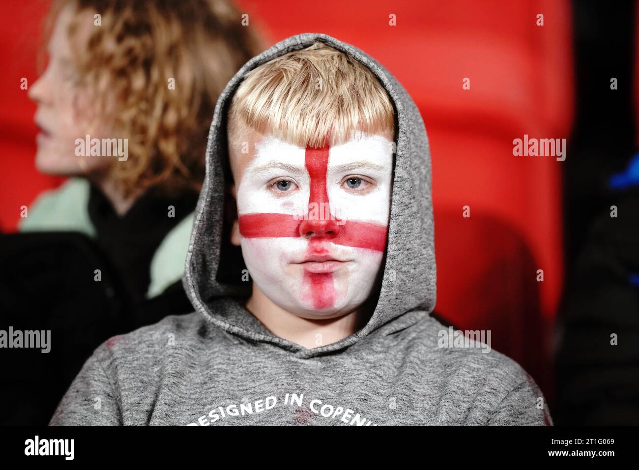 Un fan d'Angleterre en peinture faciale dans les tribunes pendant le match amical international au stade de Wembley, Londres. Date de la photo : Vendredi 13 octobre 2023. Banque D'Images