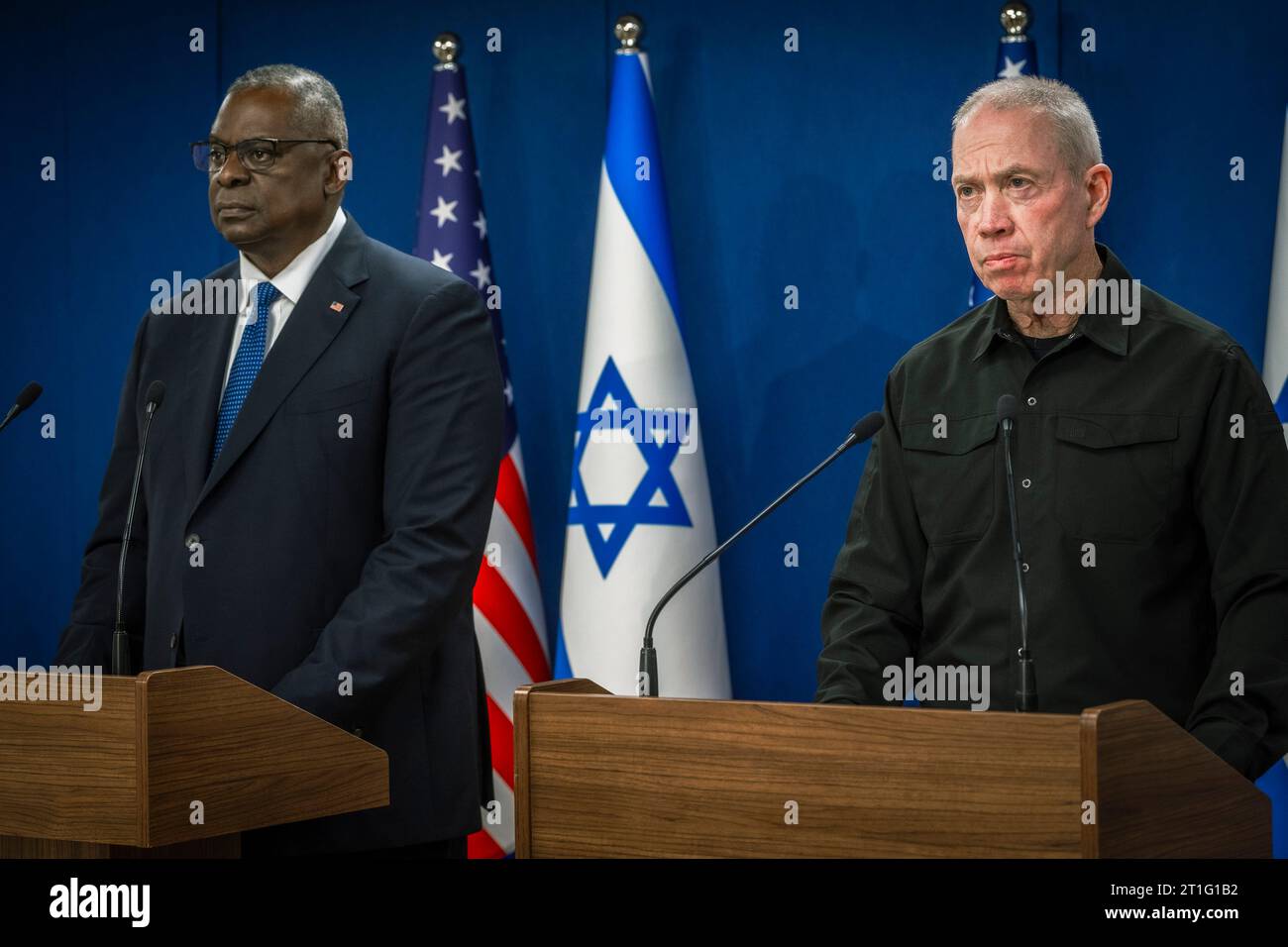 Tel Aviv, Israël. 13 octobre 2023. Le secrétaire américain à la Défense Lloyd Austin, à gauche, et le ministre israélien de la Défense Yoav Gallant, à droite, écoutent une question lors d’une conférence de presse conjointe à la suite de réunions sur les attentats terroristes du Hamas, le 13 octobre 2023 à tel Aviv, en Israël. Crédit : Chad McNeeley/DOD photo/Alamy Live News Banque D'Images