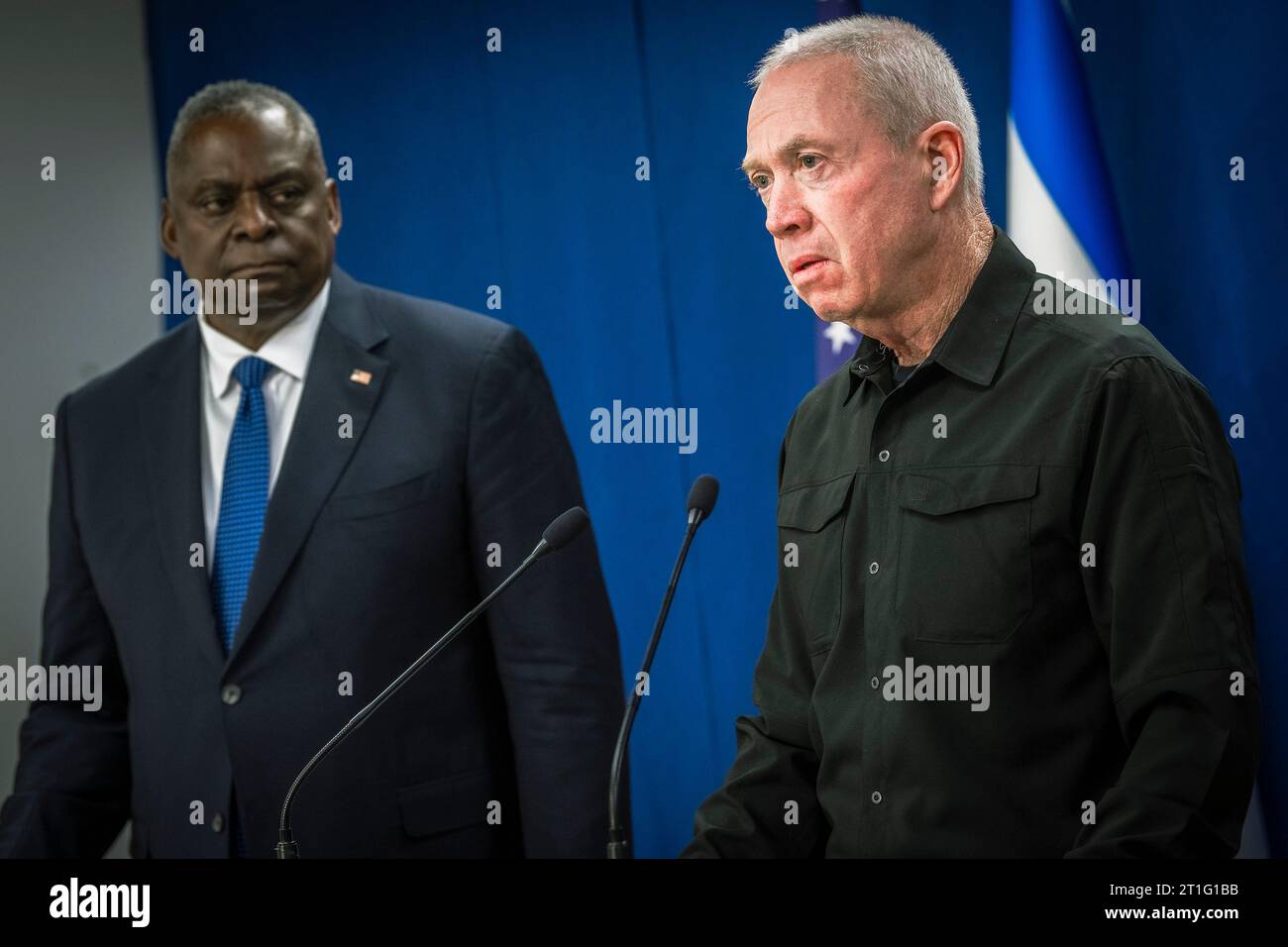 Tel Aviv, Israël. 13 octobre 2023. Le ministre israélien de la Défense Yoav Gallant, à droite, répond à une question lors d’une conférence de presse conjointe avec le secrétaire américain à la Défense Lloyd Austin, à gauche, à la suite de réunions sur les attaques terroristes du Hamas, le 13 octobre 2023 à tel Aviv, en Israël. Crédit : Chad McNeeley/DOD photo/Alamy Live News Banque D'Images