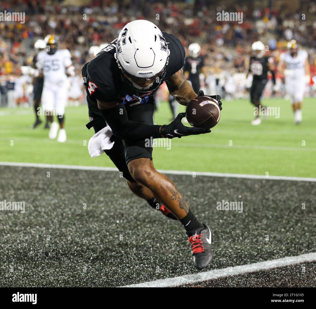 12 octobre 2023 : Samuel Brown (4 ans) marque un touchdown de 8 yards lors d'un match de football universitaire de la NCAA entre les Cougars de Houston et les Mountaineers de Virginie-Occidentale le 12 octobre 2023 à Houston. (Image de crédit : © Scott Coleman/ZUMA Press Wire) USAGE ÉDITORIAL SEULEMENT! Non destiné à UN USAGE commercial ! Banque D'Images