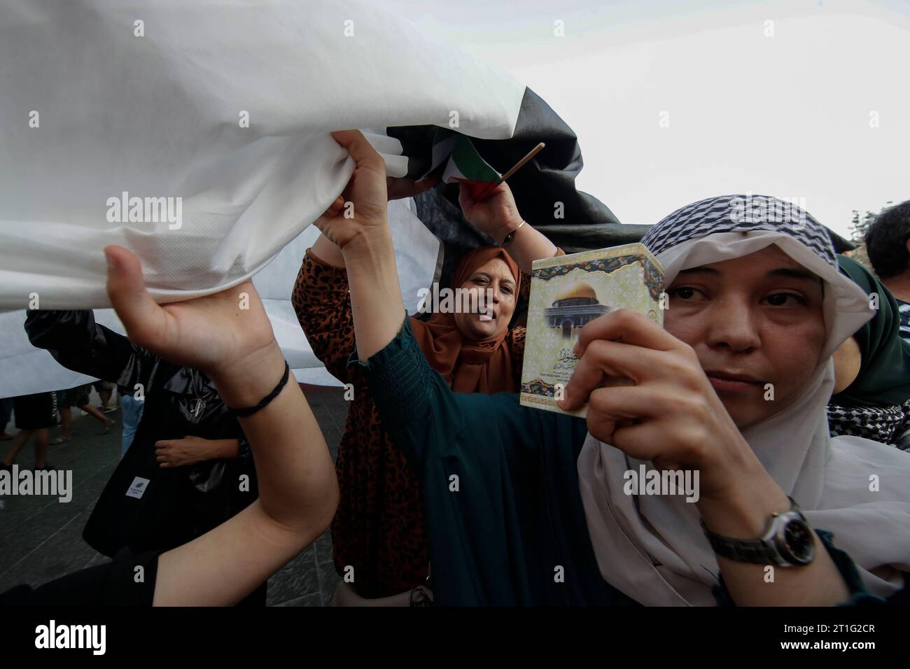 Naples, Italie. 13 octobre 2023. Les gens participent à un rassemblement contre l'occupation des territoires palestiniens et le conflit entre Israël et le Hamas, à Naples. Crédit : Agence photo indépendante/Alamy Live News Banque D'Images