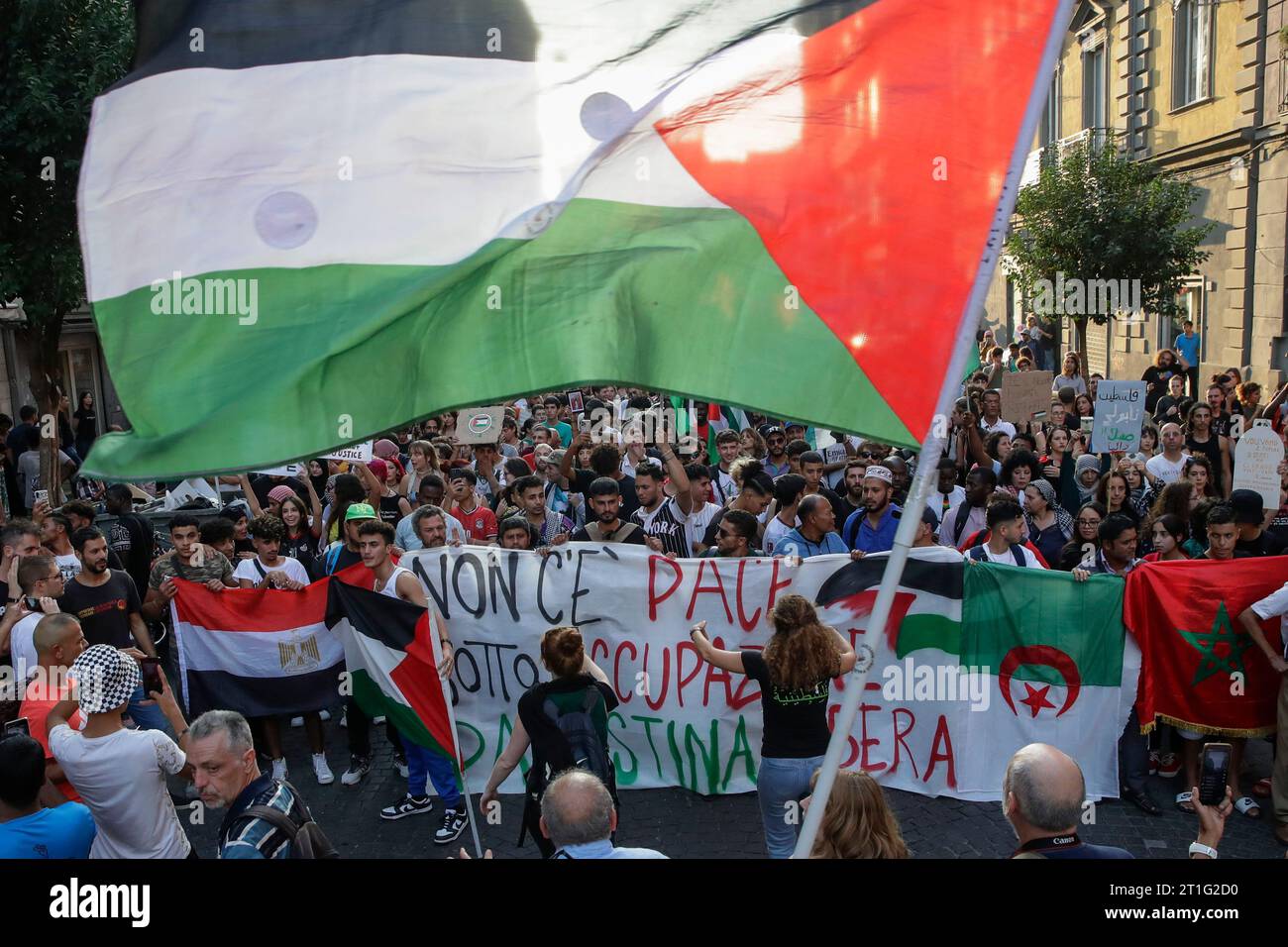 Naples, Italie. 13 octobre 2023. Les gens participent à un rassemblement contre l'occupation des territoires palestiniens et le conflit entre Israël et le Hamas, à Naples. Crédit : Agence photo indépendante/Alamy Live News Banque D'Images