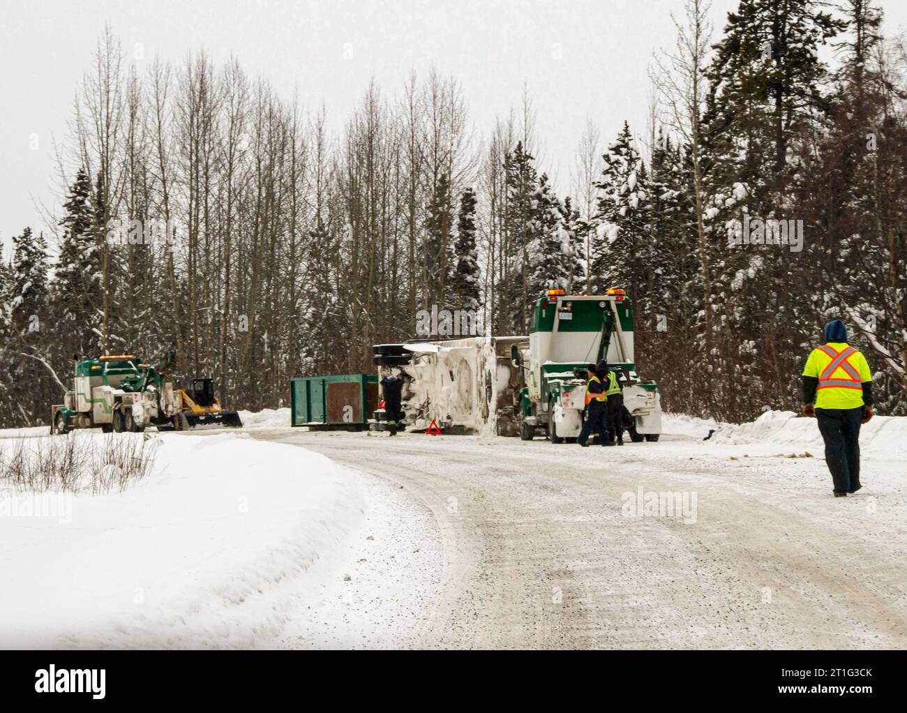 Accident de camion de transport sur la route no 37 dans le nord de la Colombie-Britannique, Canada, conditions routières hivernales, neige et glace. Route éloignée du Nord. Banque D'Images
