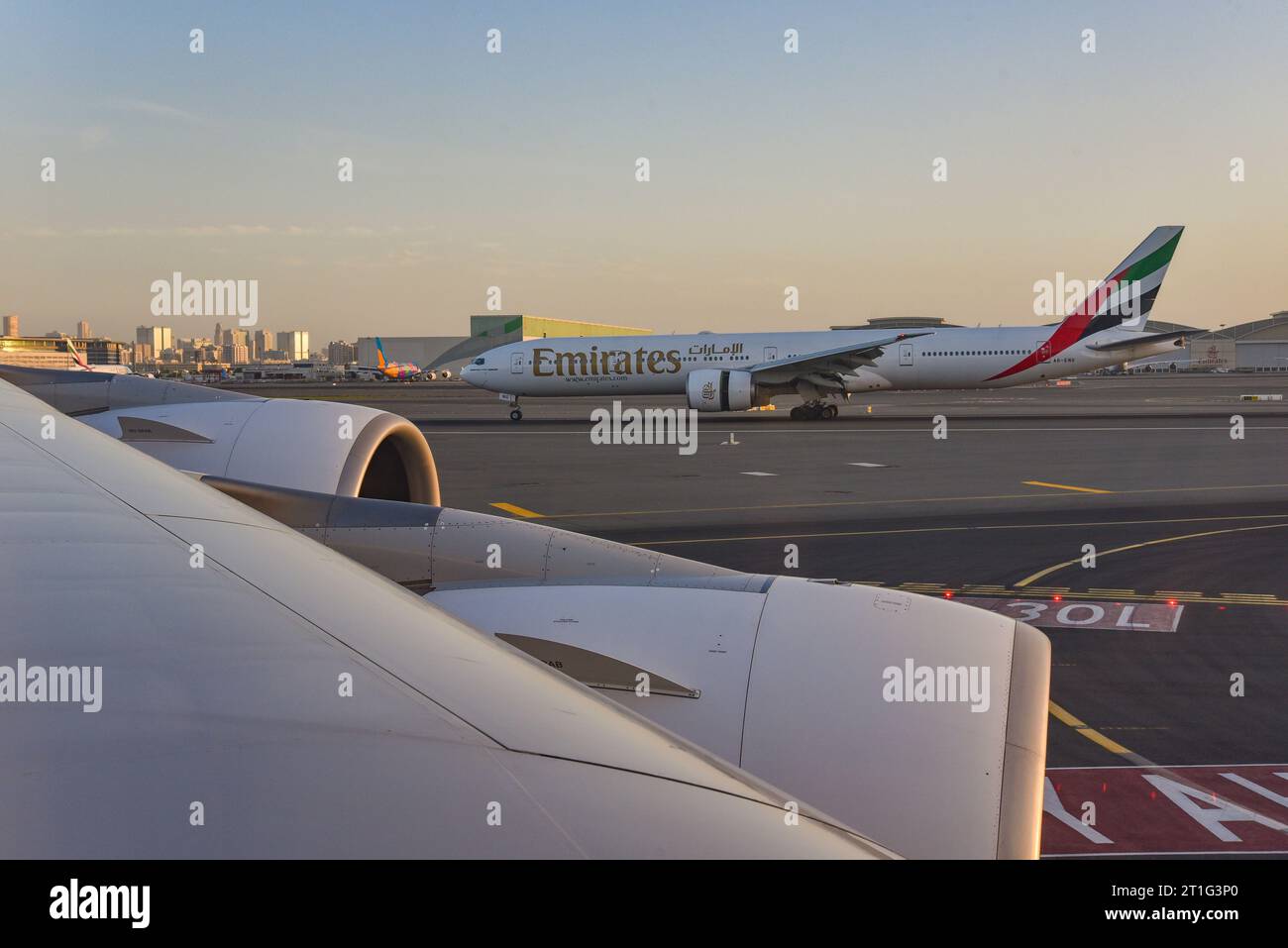 Emirates planes à l'aéroport de Dubaï, matin, lever du soleil, Émirats arabes Unis Banque D'Images