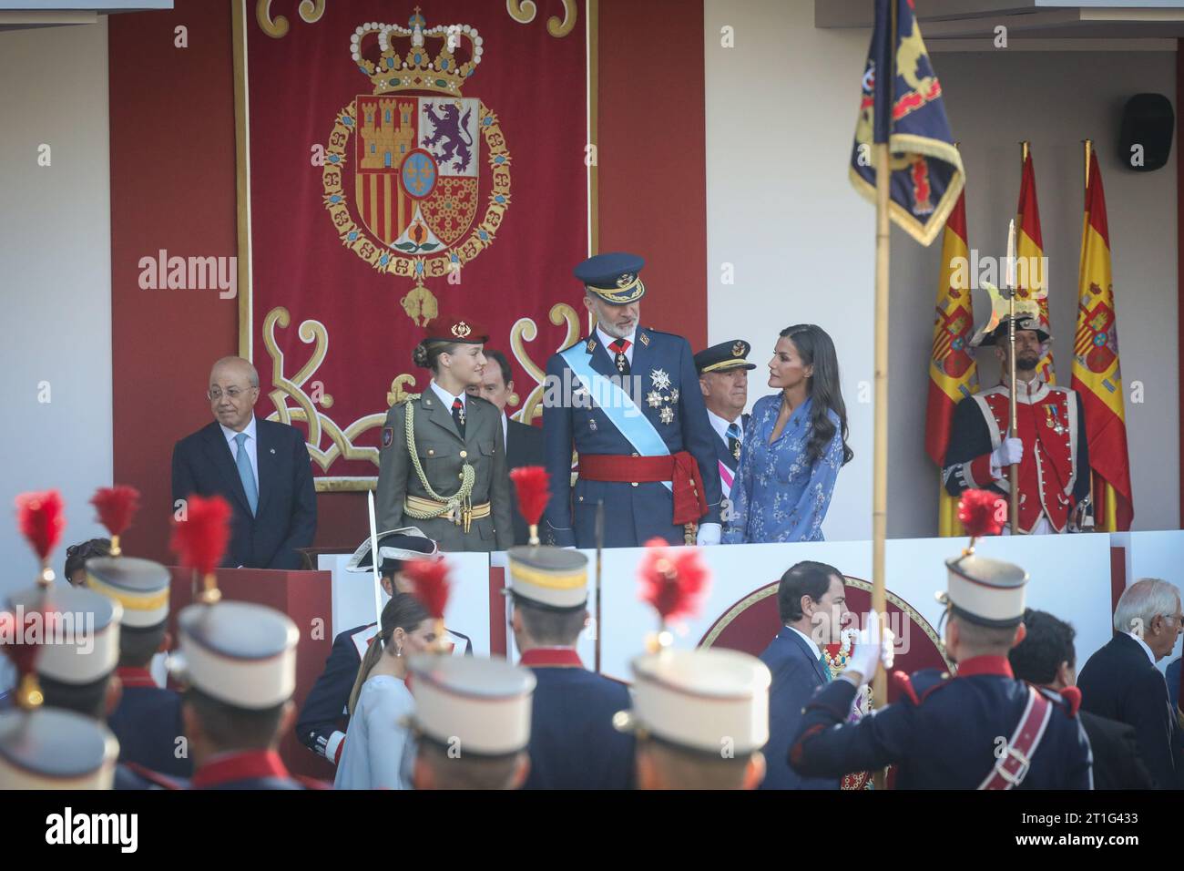 Madrid, Espagne. 12 octobre 2023. Le Roi Felipe VI (C) avec la Princesse Leonor (G) et la Reine Leticia (D) lors de la fête nationale espagnole. Le roi Felipe VI avec la princesse Leonor et la reine Leticia, sont vus lors de la parade à l'occasion de la fête nationale d'Espagne qui a lieu le 12 octobre. Crédit : SOPA Images Limited/Alamy Live News Banque D'Images