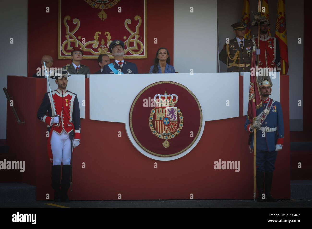 Madrid, Espagne. 12 octobre 2023. Le Roi Felipe VI (C), la Princesse Leonor (G) et la Reine Leticia (D) regardent le ciel alors que les avions passent, lors de l'événement pour la fête nationale d'Espagne. Le roi Felipe VI avec la princesse Leonor et la reine Leticia, sont vus lors de la parade à l'occasion de la fête nationale d'Espagne qui a lieu le 12 octobre. Crédit : SOPA Images Limited/Alamy Live News Banque D'Images