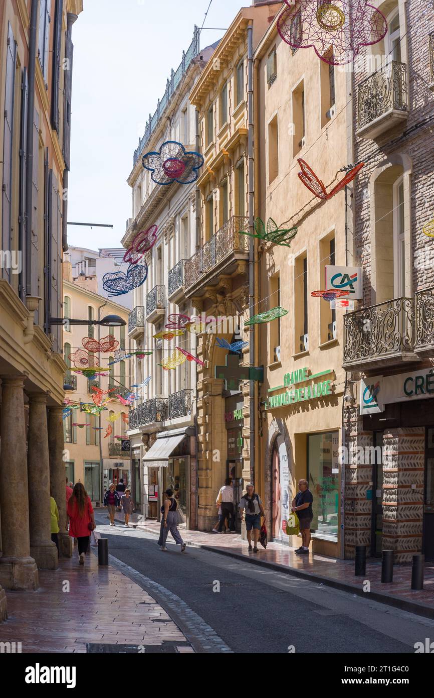 Scène de rue dans la vieille ville de Perpignan, sud de la France. Banque D'Images Scène de rue dans la vieille ville de Perpignan, sud de la France. Banque D'Images