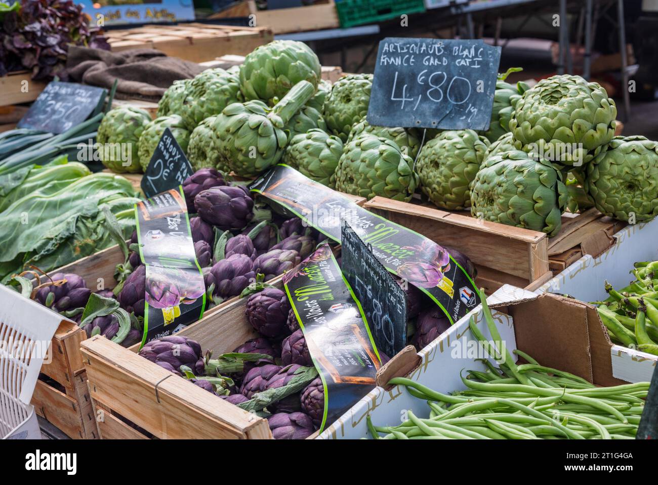 Artichauts affichés avec des prix à vendre au marché extérieur du samedi à Arles, Provence, sud de la France. Banque D'Images