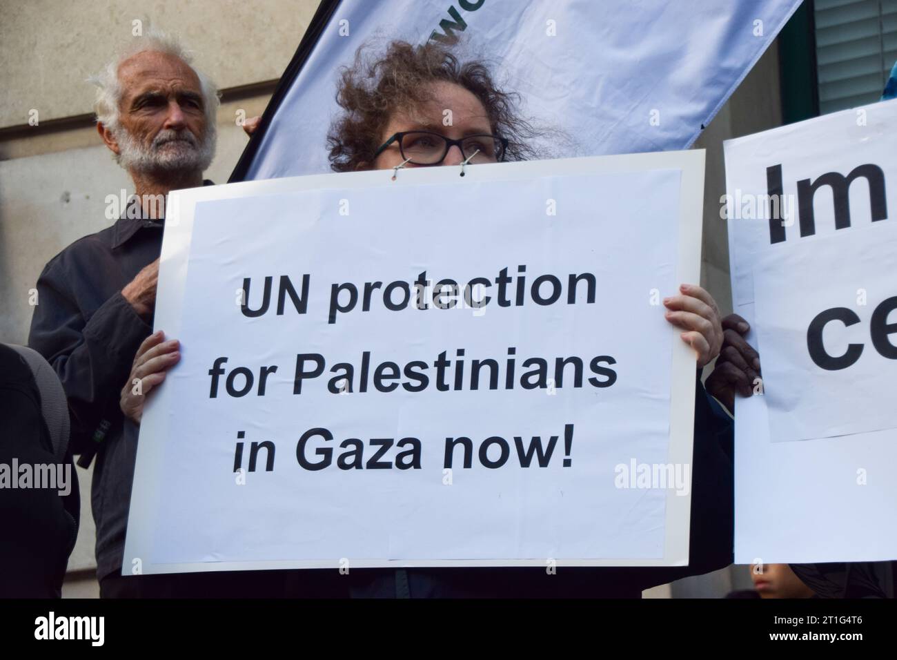 Londres, Royaume-Uni. 13 octobre 2023. Un manifestant tient une pancarte appelant l'ONU à fournir une protection aux Palestiniens à Gaza, pendant la manifestation. Des manifestants pro-palestiniens se sont rassemblés devant les bureaux du chef du Parti travailliste Keir Starmer au Crowndale Centre à Camden en réponse à son soutien à Israël, alors que la guerre Israël-Hamas se poursuit. (Photo de Vuk Valcic/SOPA Images/Sipa USA) crédit : SIPA USA/Alamy Live News Banque D'Images