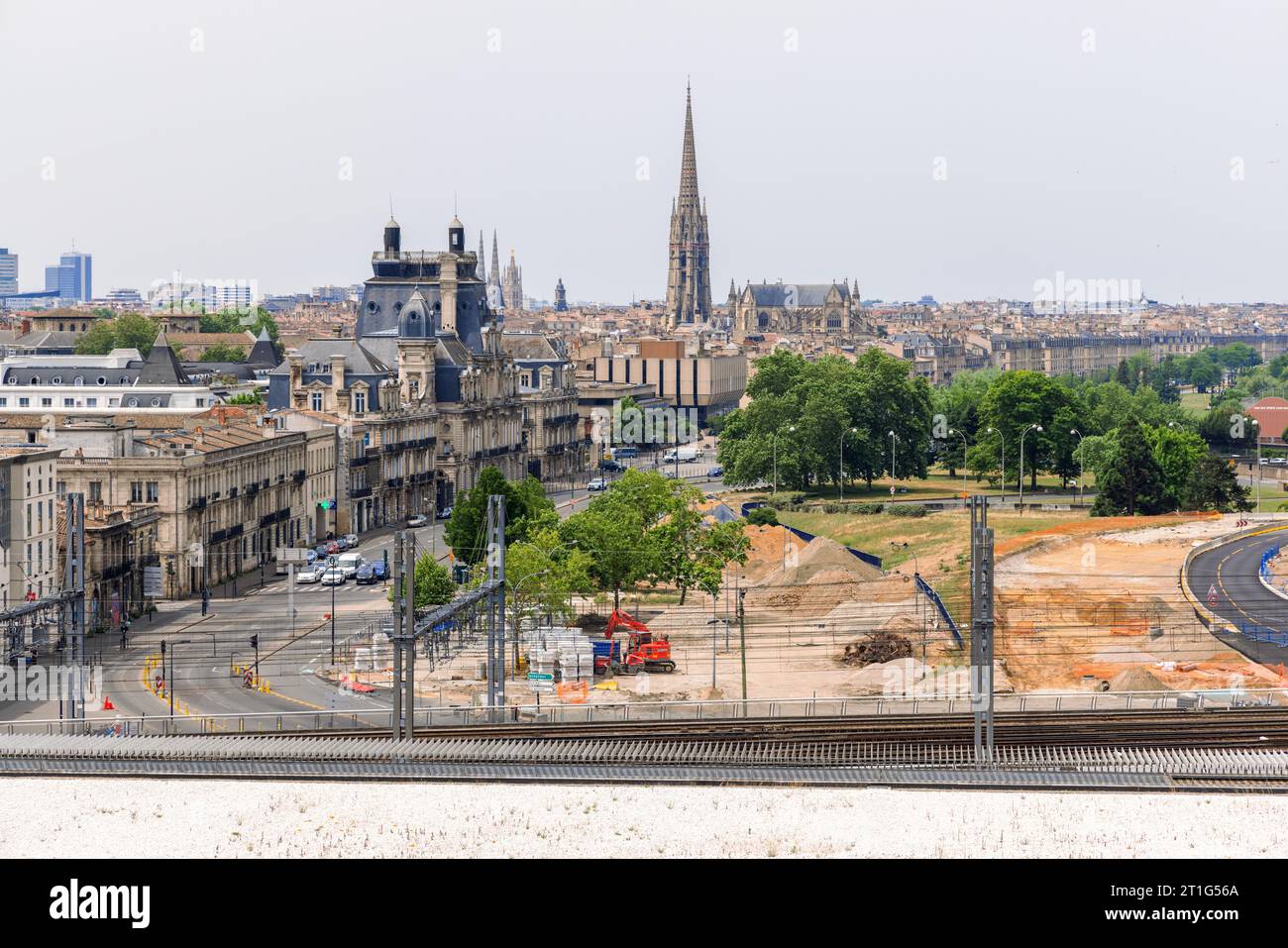 Vue sur la ville française de Bordeaux depuis l'ancien quartier portuaire, montrant les voies ferrées, la vieille ville et la flèche de la cathédrale. Banque D'Images