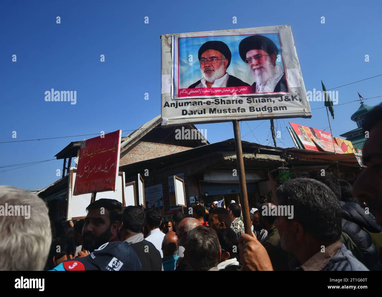 13 octobre 2023, Budgam, Jammu-et-Cachemire, Inde : les musulmans chiites du Cachemire participent à un rassemblement en soutien à la Palestine au Budgam. Partout au pays et dans le monde, des gens organisent des rassemblements et des veillées pour les Palestiniens et les Israéliens après l'attaque du Hamas le week-end dernier. Le 7 octobre, le groupe militant palestinien Hamas a lancé une attaque surprise contre Israël depuis Gaza par terre, mer et air, tuant plus de 1 200 personnes et en blessant des milliers. Des soldats et des civils israéliens ont également été pris en otage par le Hamas et emmenés à Gaza. L'attaque a provoqué une déclaration de guerre par ISR Banque D'Images