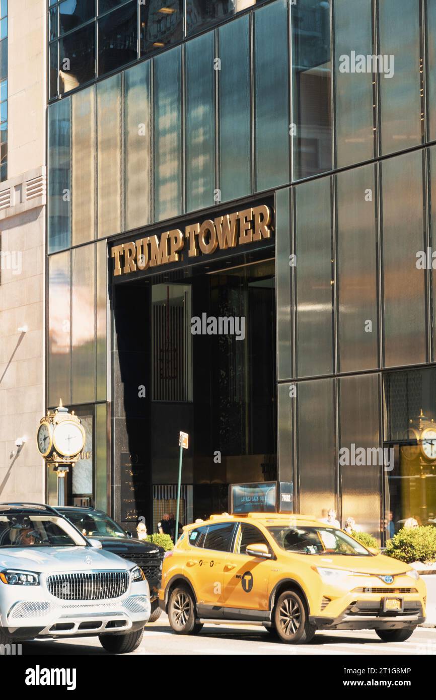 Trump Tower est un immeuble de bureaux à usage mixte et gratte-ciel de résidence situé dans Midtown Manhattan sur la Cinquième Avenue, New York City, États-Unis 2023 Banque D'Images