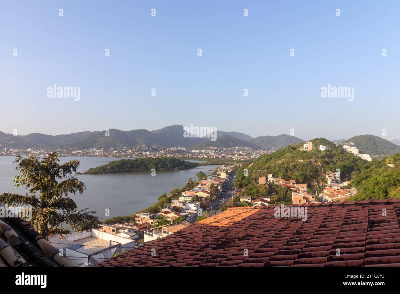 Vue de la lagune Piratininga à Niterói à Rio de Janeiro, Brésil. Banque D'Images