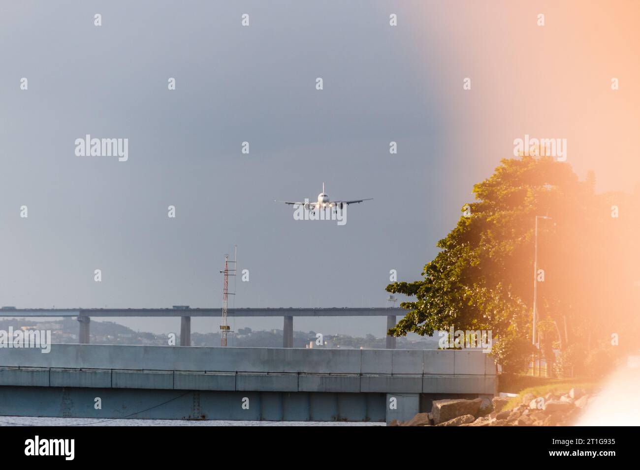 Avion approchant la piste de l'aéroport Santos Dumont à Rio de Janeiro, Brésil. Banque D'Images