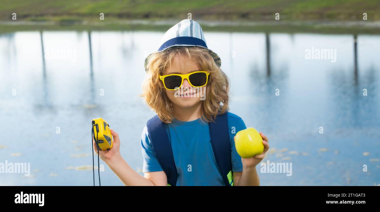 Enfants touristes avec sacs à dos. Aventure, voyage et concept de tourisme. Enfant marchant avec des sacs à dos sur la nature. Petit explorateur en voyage Banque D'Images