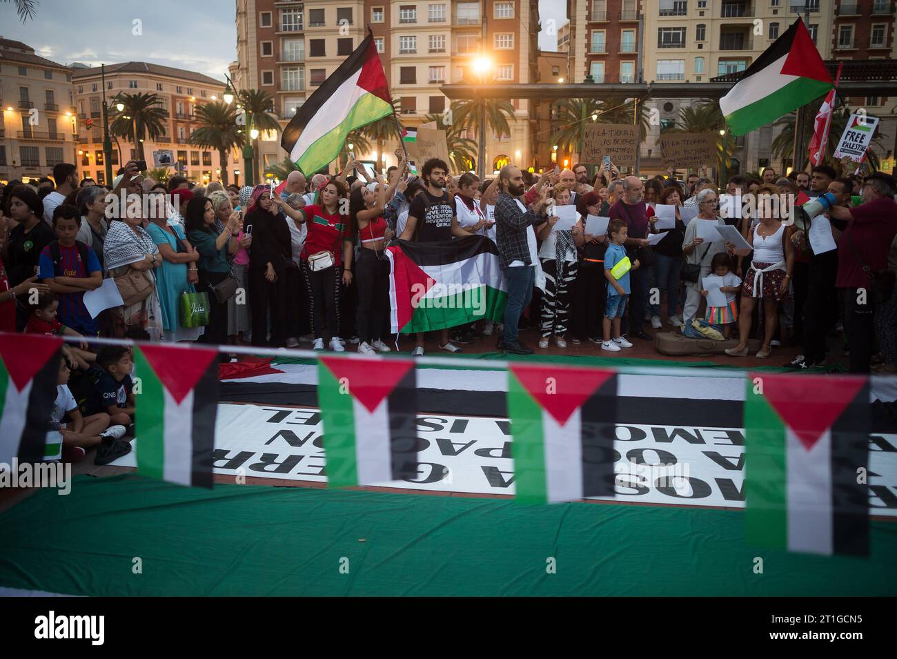 Malaga, Espagne. 13 octobre 2023. Des manifestants brandissent des drapeaux palestiniens alors qu'ils participent à une manifestation de solidarité avec la Palestine sur la place Plaza de la Marina, au milieu du conflit entre Israël et la Palestine. Des dizaines de personnes ont participé à une manifestation pour condamner la violence contre le peuple palestinien et exiger la fin de l'apartheid israélien. La guerre israélo-palestinienne, qui a suivi l'attaque massive du Hamas contre Israël, a entraîné la mort de milliers de personnes et le blocus total de la bande de Gaza. Crédit : SOPA Images Limited/Alamy Live News Banque D'Images