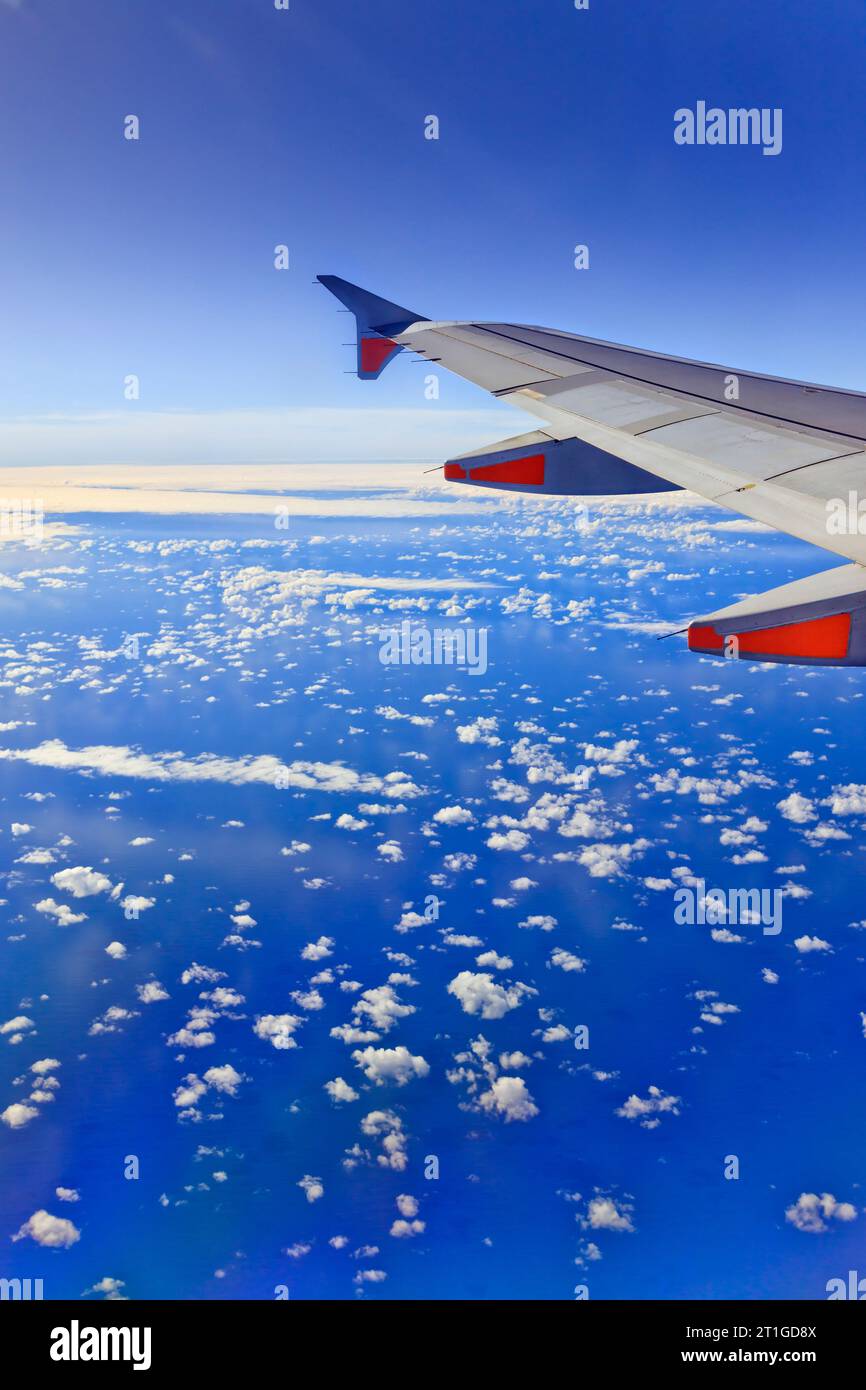 Avion de passagers en route au-dessus de l'océan Pacifique au-dessus de la mer de Tasman haute altitude crusant thorugh ciel bleu profond. Banque D'Images